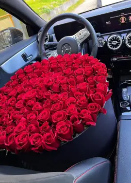 101 червона троянда у капелюшної коробці