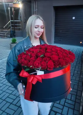 101 червона троянда у капелюшної коробці