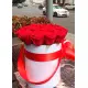 19 червоних троянд у капелюшної коробці