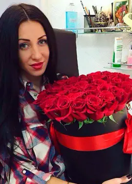 19 червоних троянд у капелюшної коробці
