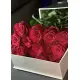 19 червоних троянд у капелюшної коробці