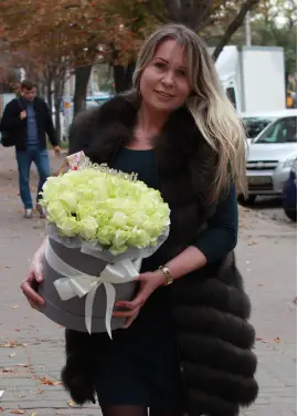 51 біла троянда у капелюшної коробці
