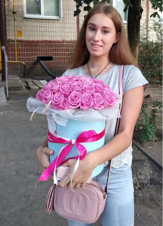 Рожеві троянди в коробці