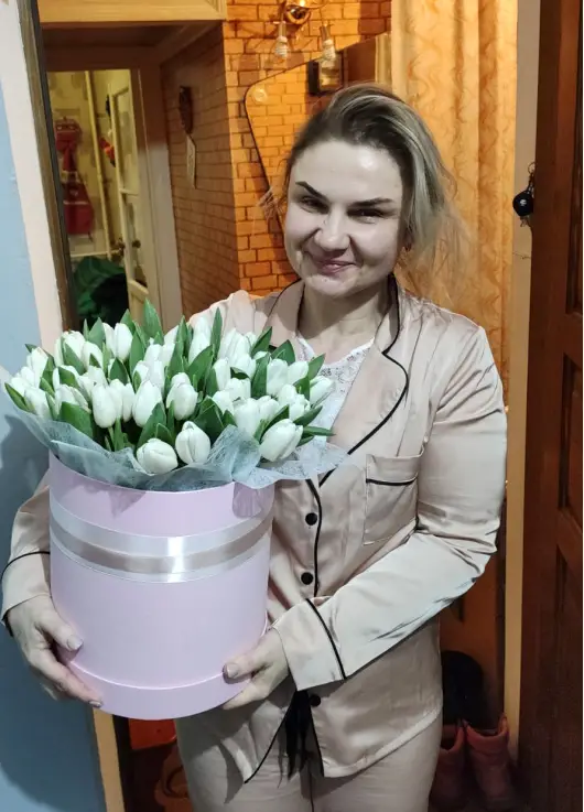 Білий тюльпан у капелюшної коробці Білий тюльпан у капелюшної коробці