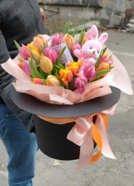 Капелюшок фокусника із зайчиком та тюльпанами