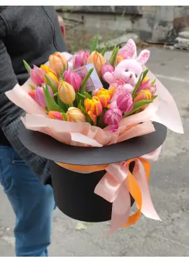 Капелюшок фокусника із зайчиком та тюльпанами