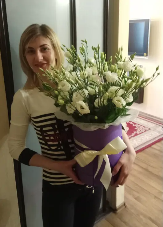 Рожева еустома у коробці