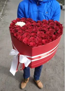 51 троянд у коробці-серці «Єдина»