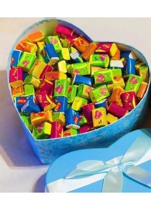 Жувальна гумка "Love is .." в подарунковій упаковці Жувальна гумка "Love is .." в подарунковій упаковці