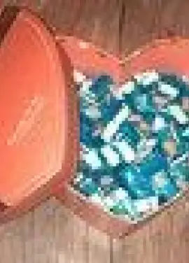 Жувальна гумка "Love is .." в подарунковій упаковці