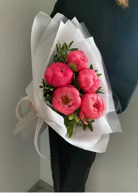 Букет із 5 яскравих півоній