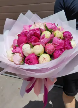 Букет із 25 місцевих півоній