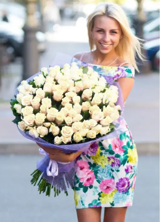 101 кремова троянда