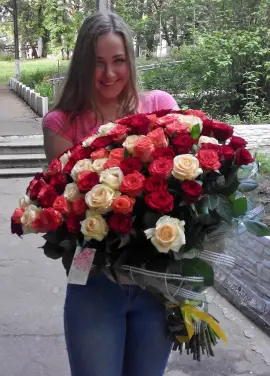 101 різнокольорова троянда