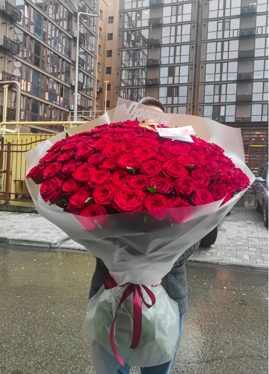 101 червона троянда