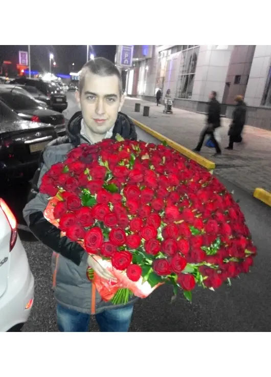 201 червоних троянди