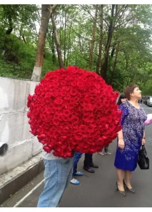 333 червоних троянди