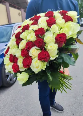 Букет з 51 червоної та білої троянди
