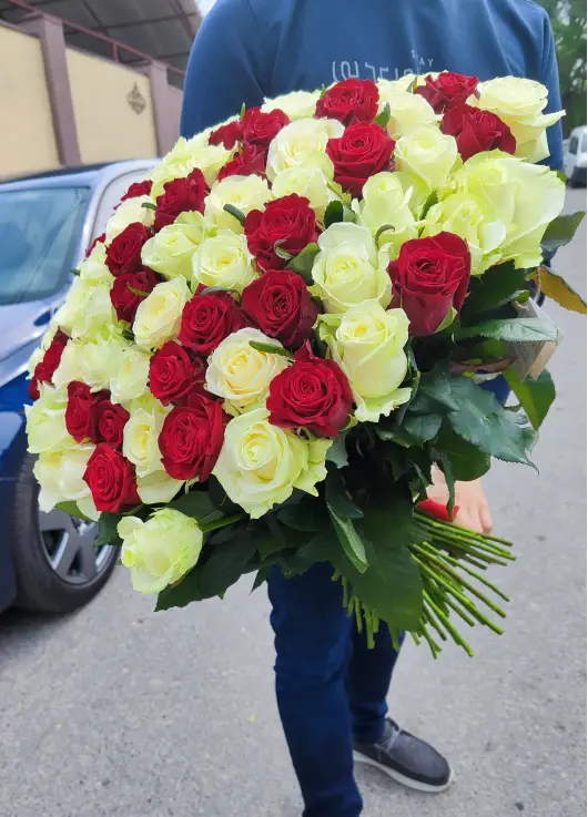 Букет з 51 червоної та білої троянди