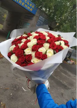 Вікторія 21 червона та біла троянди