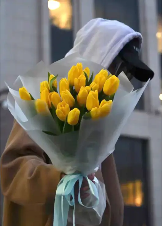 Букет із 15 жовтих тюльпанів (імпорт, Нідерланди)