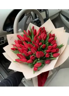 Букет із 45 червоних тюльпанів (імпорт, Нідерланди)