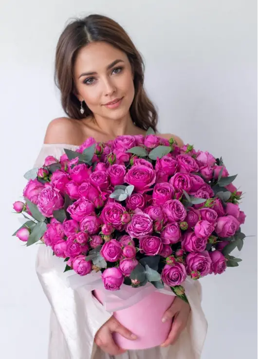 Кущова піоноподібна троянда  у коробці